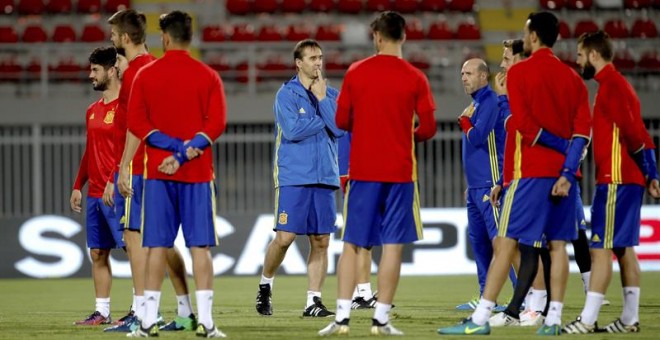 Lopetegui y los internacionales en el entrenamiento previo al partido de hoy contra Albania. /EFE