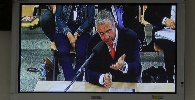 El exedil de Hacienda de Pozuelo de Alarcón (Madrid) Roberto Fernández, en una imagen del monitor de la sala de prensa de la Audiencia Nacional en San Fernando de Henares, durante su declaración en el macrojuicio de la trama Gürtel. EFE/Juan Carlos Hidalg