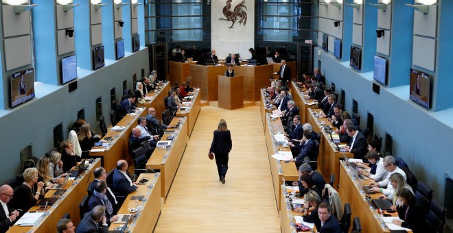 Salón de Plenos del Parlamento de Valonia (B´legioca) durante el debate sobre el CETA, el acuerdo comercial entre la UE y Canadá. REUTERS/Francois Lenoir