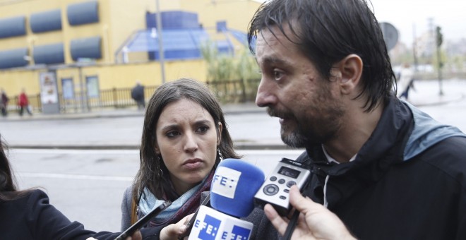 El secretario de Relaciones con la Sociedad Civil de Podemos, Rafael Mayoral, acompañado por la diputada del partido, Irene Montero, atiende a los medios tras pasar la noche frente al Centro de Internamiento de Extranjeros (CIE) de Aluche, en Madrid. EFE/