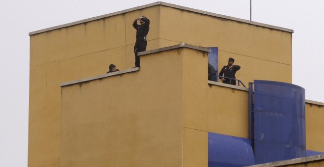 Efectivos de la Policía Nacional en la azotea del Centro de Internamiento de Extranjeros (CIE) de Aluche, en Madrid, donde anoche se concentraron unos cuarenta inmigrantes en protesta por su situación en el centro. EFE/Paco Campos