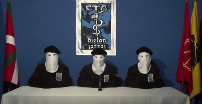 Miembros de ETA leen en 2011 el comunicado de cese de la violencia armada.