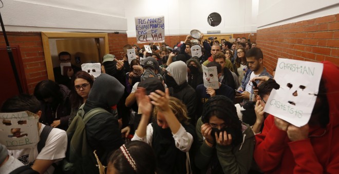 Unos 200 jóvenes  taponan desde dentro la puerta de la facultad de derecho de la Universidad Autónoma de Madrid, para impedir la entrada al expresidente del Gobierno Felipe González, que tenía previsto dar una conferencia junto al presidente ejecutivo de