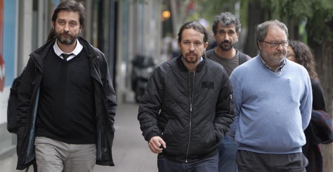 El líder de Podemos, Pablo Iglesias, acompañado del portavoz de Interior en la comisión de Interior, Rafael Mayoral, y el concejal de Seguridad del Ayuntamiento de Madrid, Javier Barbero, a su llegada al encuentro con el director general de la Policía, Ig