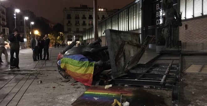 La estatua ecuestre de Franco, en el suelo @NICOLAPADOVAN