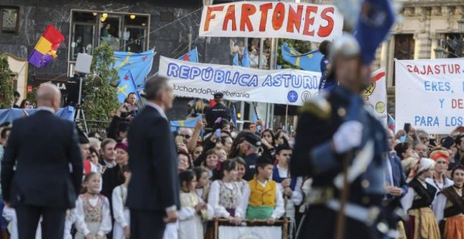 Varios colectivos sociales protestan frente a los reyes durante los premios Princesa de Asturias