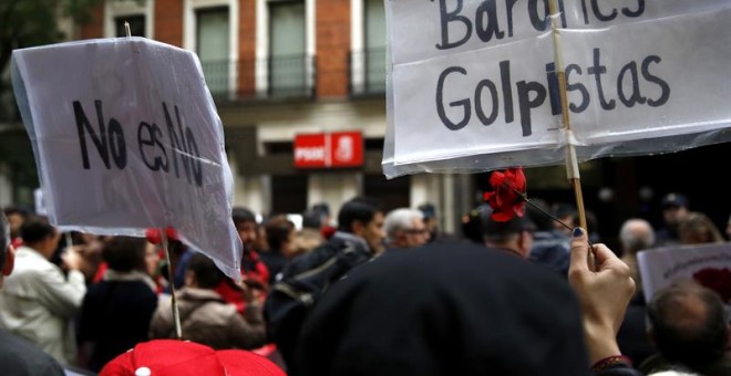 Militantes protestan ante la sede de Ferraz. EFE