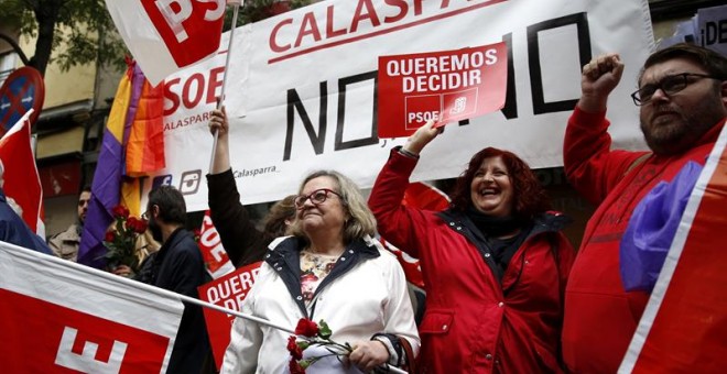 Militantes del PSOE protestan este sábado en Ferraz. EFE/Sergio Barrenechea