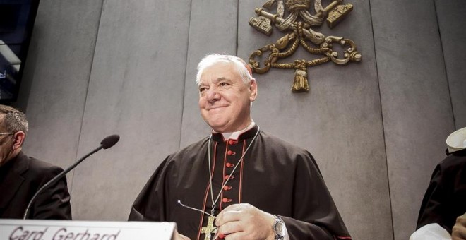 El prefecto de la Congregación para la doctrina de la Fe, GerhardMüller, ofrece una rueda de prensa en el Vaticano este martes. La Iglesia católica prohíbe a sus fieles esparcir las cenizas de los difuntos, dividirlas entre los familiares y también que se