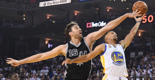 Pau Gasol defiende al base de los Golden State Warriors, Stephen Curry. REUTERS/USA TODAY Sports.