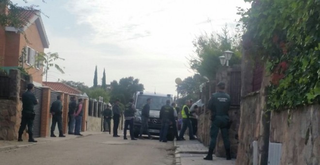 El autor del cuádruple crimen de Pioz, Patrick Nogueira, entrando en la vivienda familiar. / Europa Press