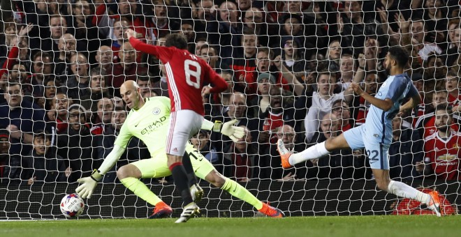 El español Juan Mata marca ante Willy Caballero. /REUTERS