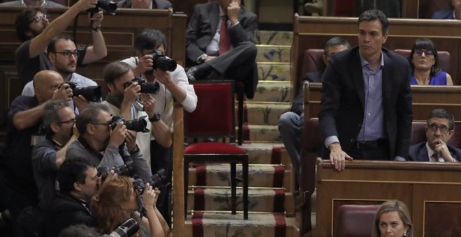 El ex secretario general del PSOE Pedro Sánchez durante la primera votación del debate de investidura del candidato del PP, Mariano Rajoy, hoy en el Congreso. Sánchez ha votado en contra de la investidura de Rajoy. EFE/Ballesteros