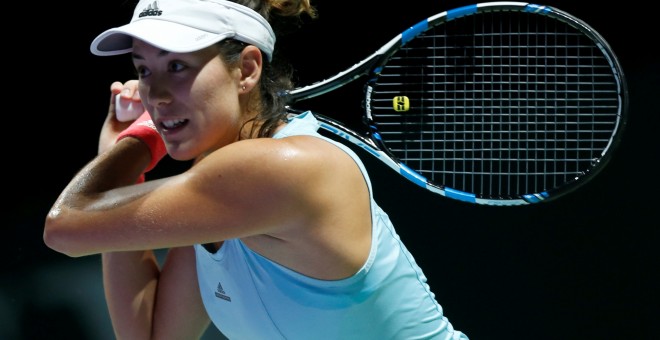 Garbiñe Muguruza devuelve una pelota a la rusa Kutnetsova. /REUTERS