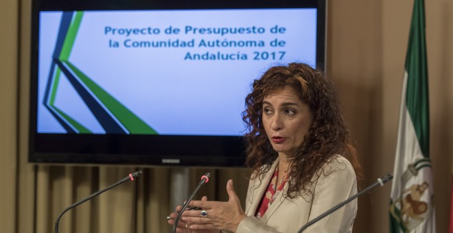 La consejera de Hacienda y Administración Pública, María Jesús Montero, en rueda de prensa tras la reunión extraordinaria del Consejo de Gobierno donde se ha aprobado el anteproyecto de ley de presupuestos de la comunidad autónoma para 2017. EFE/Julio Muñ