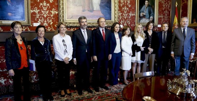 Foto de familia de algunos de los asistentes al VI Congreso del Observatorio contra la Violencia Doméstica y de Género que se celebran en el Senado.EFE/ Sergio Barrenechea