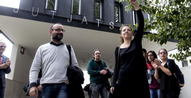 La alcaldesa de Berga, Montse Venturós (CUP), a su salida del juzgado a mediodía, cuatro horas después de su detención por parte de los Mossos d'Esquadra. EFE/Quique García