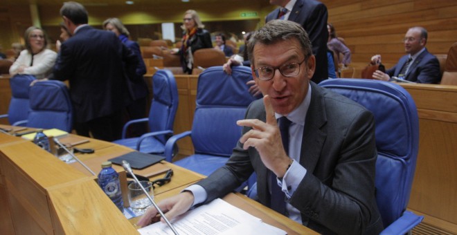 Alberto Núñez Feijóo, al inicio del debate de investidura en el Parlamento gallego, donde solicita a la Cámara autonómica la confianza para ser investido de nuevo presidente tras su victoria electoral del 25 de septiembre. EFE/Xoan Rey