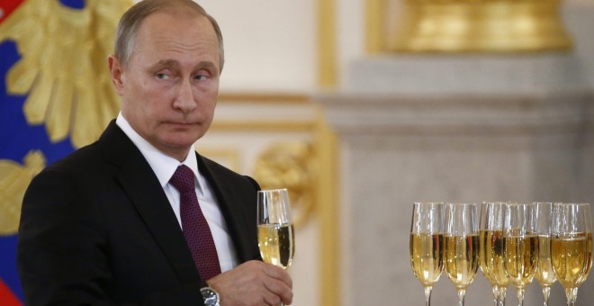 El presidente ruso, Vladímir Putin, asiste a una ceremonia de presentación de credenciales diplomáticas en el Kremlin, en Moscú. EFE/Sergei Karpukhin