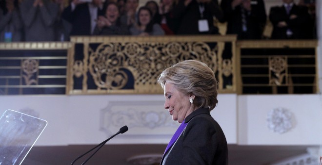 Hillary Clinton hace una pausa mientras se dirige a su asesores y personal de campaña y a sus simpatizantes tras las elecciones estadounidenses, en un hotel en la ciudad de Manhattan. REUTERS / Brian Snyder