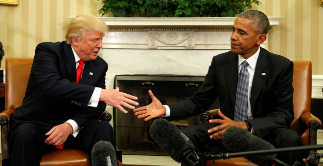 El presidente de EEUU, Barack Obama, y el presidente electo, Donald Trump, se estrechan  la mano delante de los periodistas en el Despacho Oval de la Casa Blanca, en su primera reunión tras las elecciones en EEUU. REUTERS/Kevin Lamarque