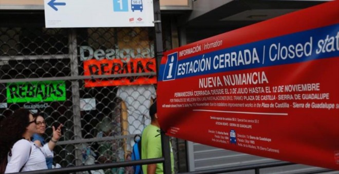 Una estación de metro cerrada durante las obras./ EFE