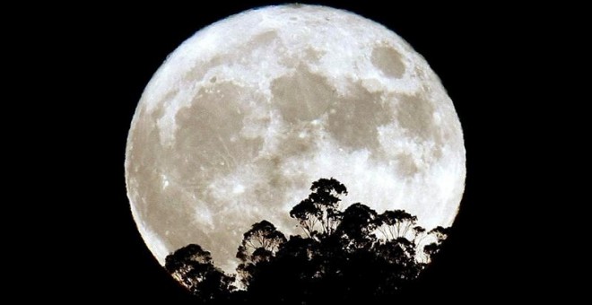 Salida de la luna en Pontedeume (A Coruña). EFE/ Cabalar