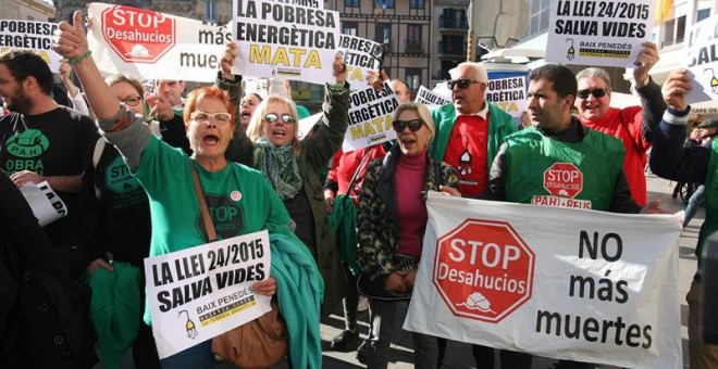 Vecinos de Reus (Tarragona) se han concentrado este mediodía para condenar la muerte el pasado lunes día 14 de una anciana en un incendio causado por la vela con la que se alumbraba después de que se le hubiera cortado el suministro de luz por falta de pa