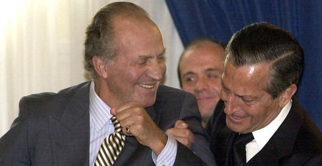 El rey y Adolfo Suárez bromeando.- EFE