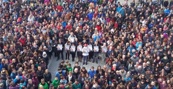 Vecinos de Alsasua en una concentración con los familiares de los detenidos. E.P.