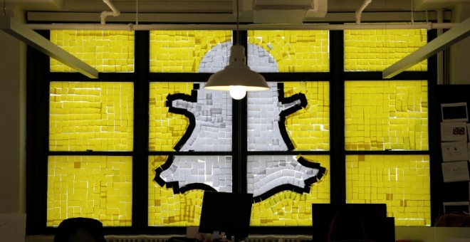 El logo de Snapchat creado con papelitos de Post-it en las ventanas de la agencia de publicidad Havas Worldwide en Nueva York. REUTERS/Mike Segar