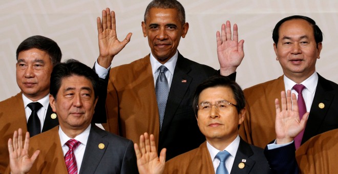 El presidente de EEUU, Barack Obama, junto a otros líderes de los países APEC (las siglas en inglés deAsia-Pacific Economic Cooperation), posan ataviados con típicos chales peruanos en la foto de familia de la cumbre celebrada en Lima. REUTERS/Mariana Baz