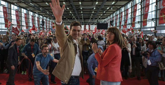 Pedro Sánchez, en un mitin con Idoia Mendía. EFE