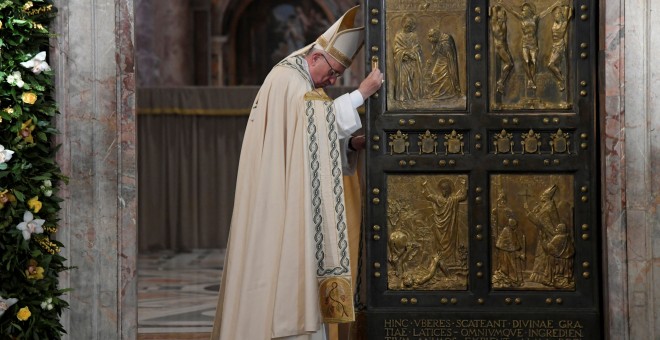 El Papa Francisco cierra la puerta santa de la Basílica de San Pedro, como conclusión del Jubileo extraordinario. REUTERS/Tiziana Fabi