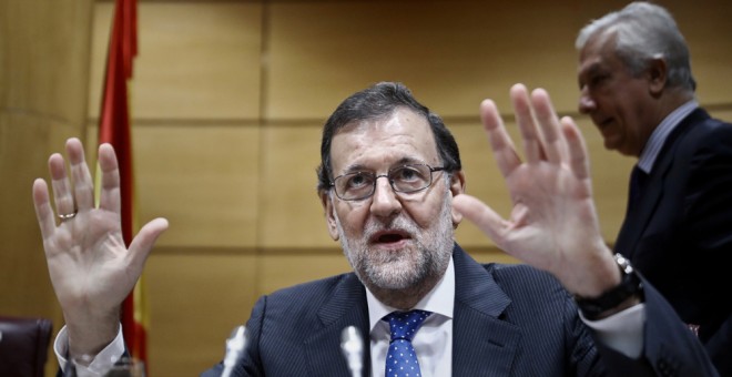 El líder del PP y presidente del Gobierno, Mariano Rajoy, a su llegada a la reunión que el grupo parlamentario popular en el Senado. EFE/Emilio Naranjo