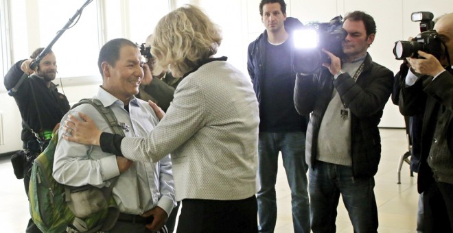 El agricultor peruano Saul Luciano Lliuya conversa con su abogada Roda Verheyen antes del comienzo de un juicio en Essen (Alemania). EFE