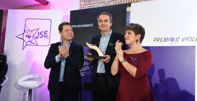 El expresidente del Gobierno José Luis Rodríguez Zapatero recoge un premio de las Juventudes Socialistas contra la violencia de género, en Toledo. EP