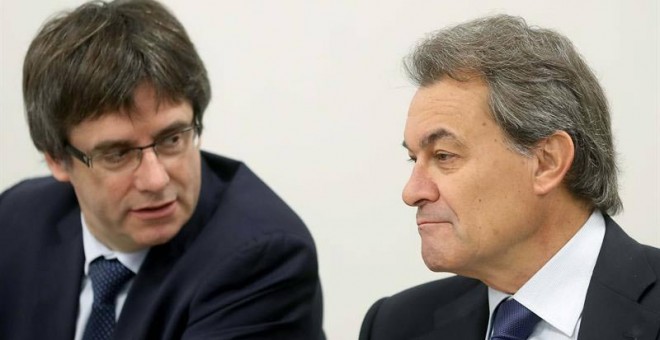 El expresidente de la Generalitat y presidente del PDECAT Artur Mas (d) y el presidente del Govern, Carles Puigdemont (i), durante la primera reunión del Comité Nacional del PDECAT que se ha celebrado en Barcelona. |  ANDREU DALMAU (EFE)