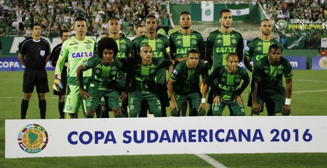 Los jugadores del Chapecoense posan hoy, miércoles 23 de noviembre de 2016, al inicio del partido de vuelta por las semifinales de la Copa Sudamericana, en la Arena Condá de Chapecó (Brasil). EFE/Marcio Cunha