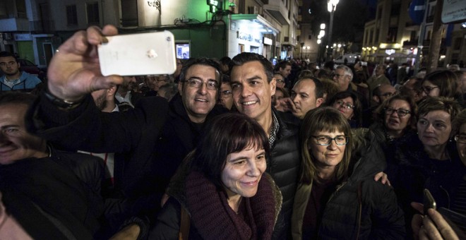 El exsecretario general del PSOE Pedro Sánchez, en un encuentro abierto con militantes de Sueca (Valencia). EFE