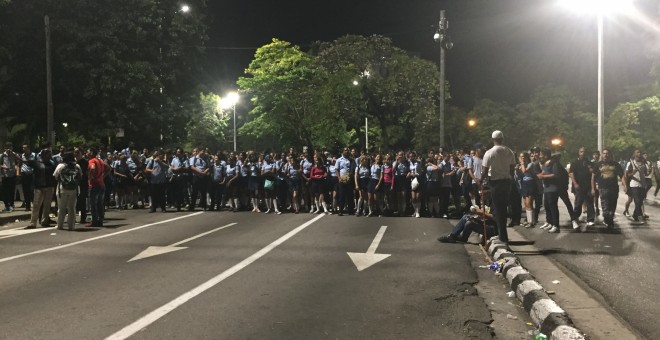 Colegio al completo con sus uniformes.