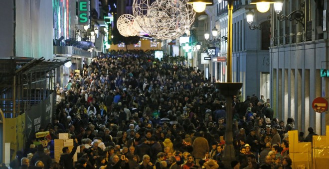 La madrileña calle de Preciados, una de las principales arterias comerciales de la capital, abarrotada de peatones durante los días previos a la Navidad. EFE