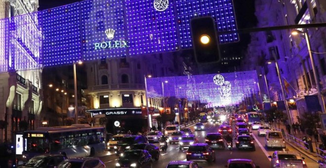 La madrileña Gran Vía, iluminada en Navidad. EFE