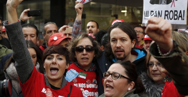 El líder de Podemos, Pablo Iglesias, ha mostrado su apoyo al boicot a los trabajadores de Coca-Cola durante un acto de protesta convocado frente a la sede nacional del PP, en la calle Génova. EFE/Chema Moya