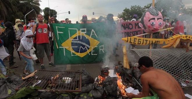 Manifestantes montan una barricada durante una protesta ante el Congreso brasileño contra el ajuste fiscal del Gobierno de Temer. - EFE