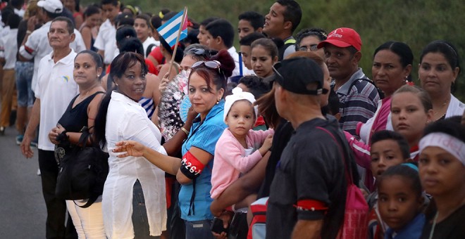 Cubanos esperando en el borde de la carretera, nada más amanecer. MARIAN LEÓN