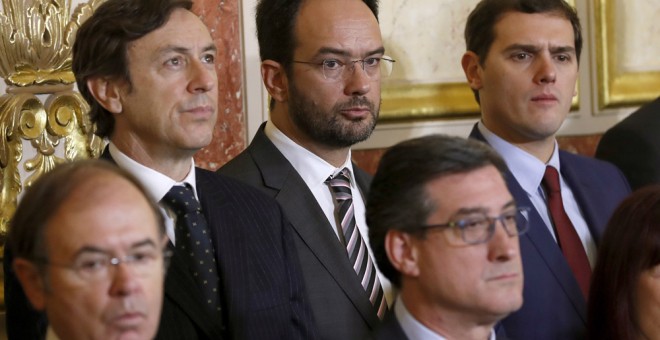 El presidente del Senado, Pío García Escudero (i), junto a los portavoces en el Congreso del PP, Rafael Hernando (2-i), y del PSOE, Antonio Hernando (3-i); el presidente de Ciudadanos, Albert Rivera (d), y el diputado de este partido, Ignacio Prendes, dur