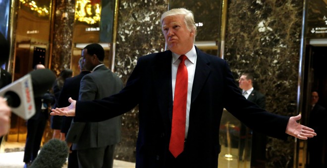 El presidente electo de EEUU, Donald Trump, hace unas declaraciones a los periodistas en el vestíbulo de la Trump Tower, en Manhattan (Nueva York), donde reside. REUTERS/Brendan McDermid