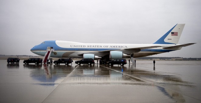 Vista del Air Force One en la base de Andrews, Maryland, Estados Unidos hoy 6 de diciembre de 2016. El presidente electo, Donald Trump, anunció la necesidad de cancelar una orden para fabricar un nuevo modelo del 'Air Force One' y que, según sostiene, cos