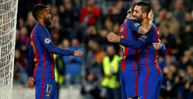 Arda celebra con sus compañeros uno de los goles. REUTERS/ Albert Gea